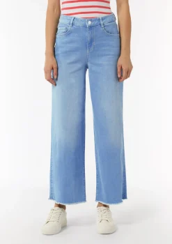 Verkürzte Jeans mit Wide Leg und ausgefranstem Saum