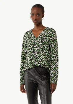 Viskosebluse mit Leo-Muster und V-Ausschnitt