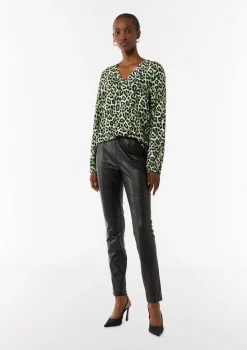 Viskosebluse mit Leo-Muster und V-Ausschnitt