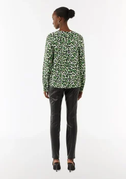 Viskosebluse mit Leo-Muster und V-Ausschnitt