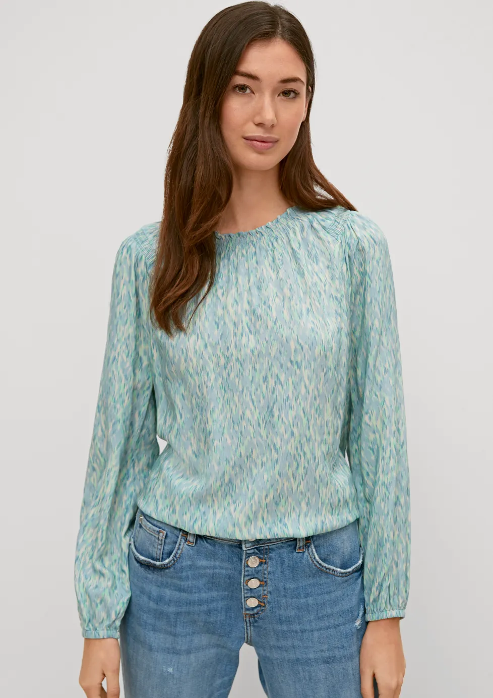 Viskosebluse mit Smok-Details