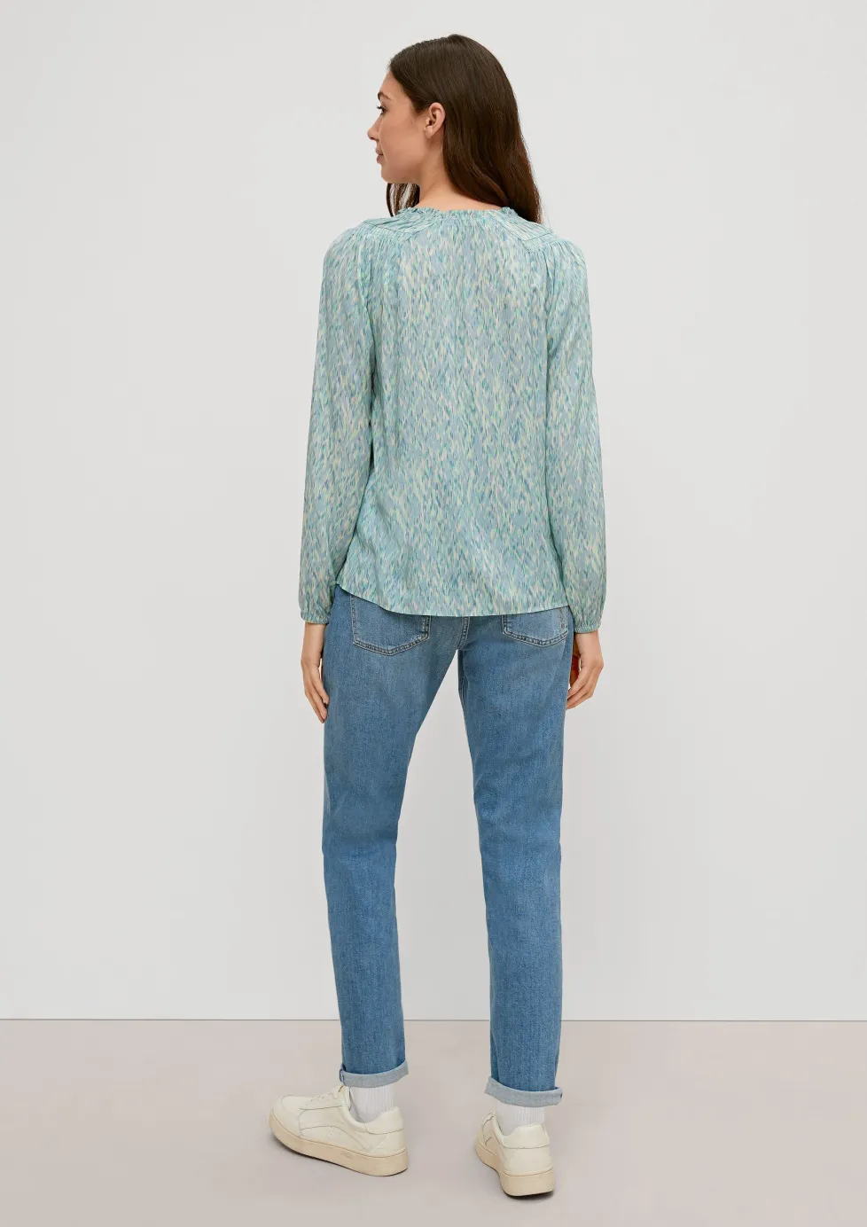 Viskosebluse mit Smok-Details