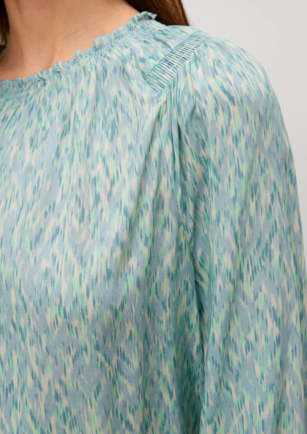 Viskosebluse mit Smok-Details