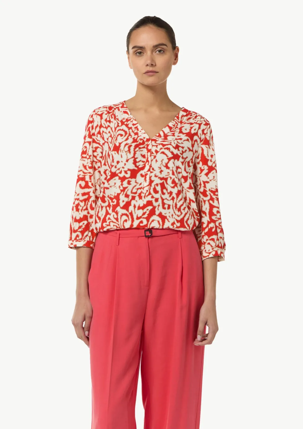 Viskosebluse mit V-Ausschnitt