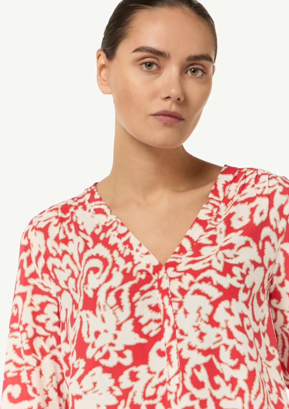 Viskosebluse mit V-Ausschnitt