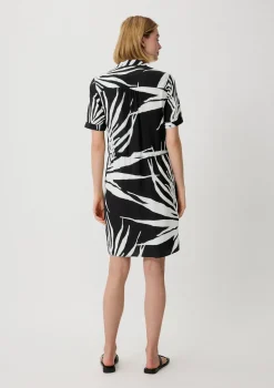 Viskosekleid mit Crêpestruktur