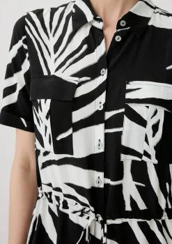 Viskosekleid mit Crêpestruktur