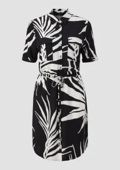 Viskosekleid mit Crêpestruktur