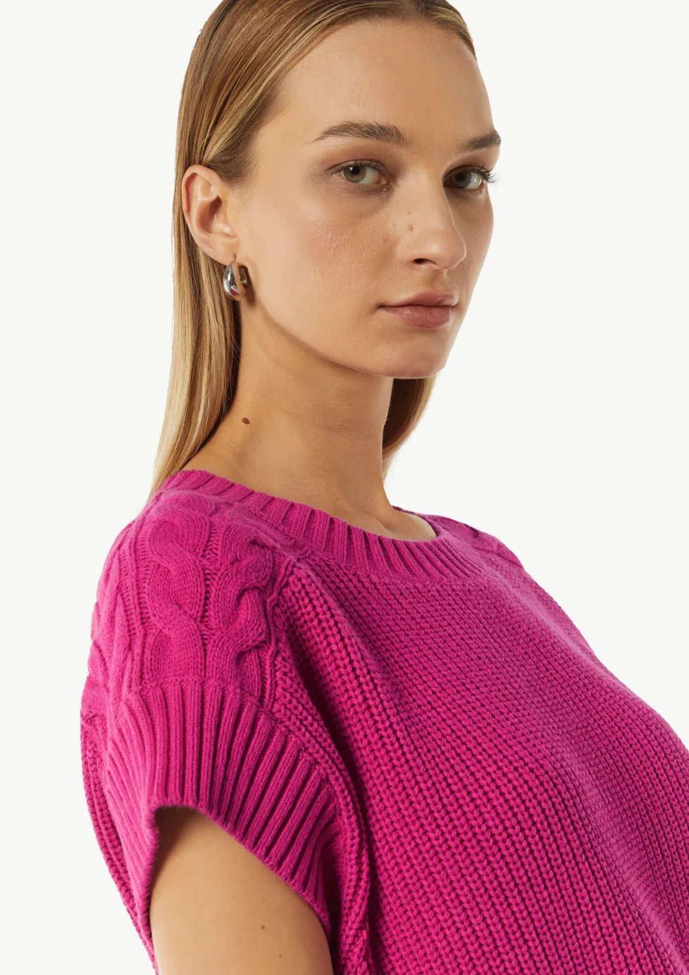 Weiter Strickpullunder mit Zopfmuster-Detail