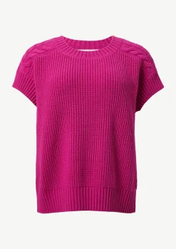 Weiter Strickpullunder mit Zopfmuster-Detail