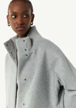 Wollmantel mit geripptem Kragen und Ärmeln